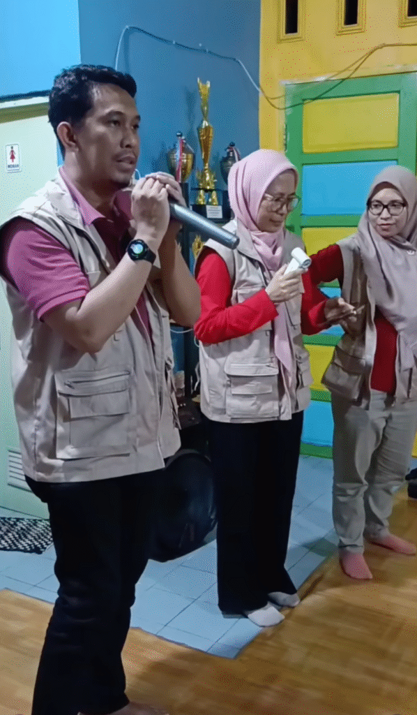 Tim Inovaksi lagi perkenalan BisaDigital platform Tim Inovaksi memberikan materi literasi digital dasar kepada anak-anak "Prajurit Langit" di Sikola Mangkasara